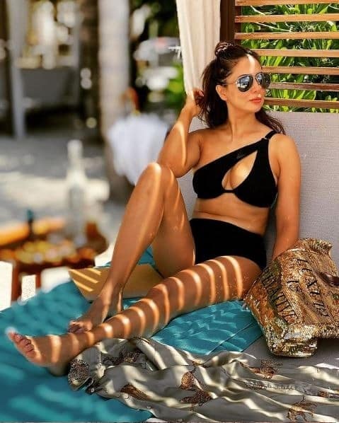 આ બ્લેક કટઆઉટ બિકીનીમાં કિમ હોટ દેખાઇ રહી છે.તે રિલેકશન મૂડમાં જોવા મળી રહી છે. 