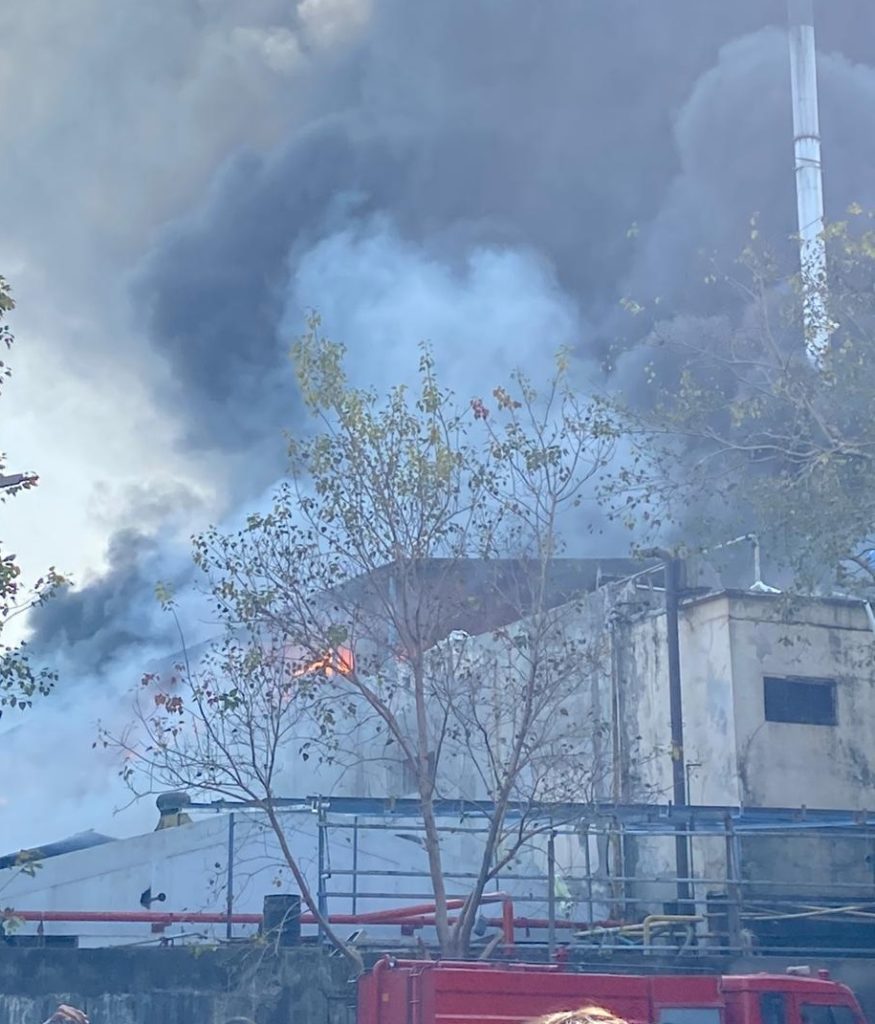 Surat Textile Factory Fire: કાપડની મિલમાં લાગી ભીષણ આગઃ જીવના જોખમે ફાયરે લોકોનું કર્યું રેસ્ક્યૂ, 2 લોકોને થયું ફ્રેક્ચર