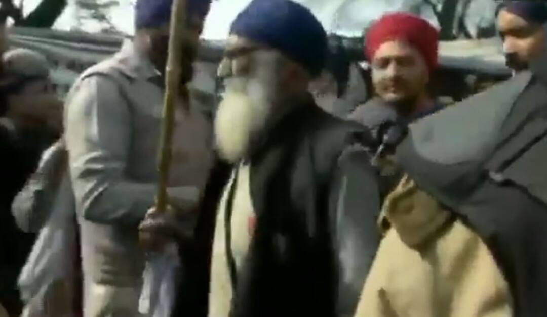 Scuffle breaks out at Singhu border where farmers are protesting against FarmLaws Farmers Protest: સિંઘુ બૉર્ડર પર સ્થાનિક લોકો અને ખેડૂતો વચ્ચે હોબાળો, પોલીસે કર્યો લાઠીચાર્જ