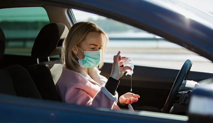 During use of sanitizer on car keep this things in your mind and be careful કારમાં સેનિટાઇઝરનો ઉપયોગ કરતી વખતે રહો સાવધાન! આ વાતો રાખો ધ્યાનમાં