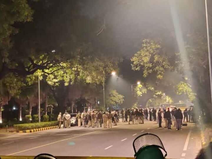 Delhi Blast: CCTVમાં જોવા મળ્યા બે સંદિગ્ધ લોકો, ઘટના સ્થળેથી મળી આવી ચિઠ્ઠી Delhi: 2 People Booked For The Israel Embassy Blast Letter Found On Site Delhi Blast: CCTVમાં જોવા મળ્યા બે સંદિગ્ધ લોકો, ઘટના સ્થળેથી મળી આવી ચિઠ્ઠી