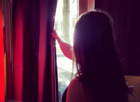 Surat: બ્યુટીશિયન યુવતીએ યુવકને ફોન કરીને શારીરીક સંબંધ બાંધવા પાર્લરમાં બોલાવ્યો, યુવક પહોંચતાં જ શટર કર્યું બંધ ને.....