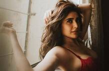 Photo: ‘નાગિન’ ફેમ એક્ટ્રેસ કરિશ્મા તન્નાની હૉટ તસવીરો વાયરલ, ફેન્સે કહ્યું,‘સિઝલિંગ બ્યૂટી’