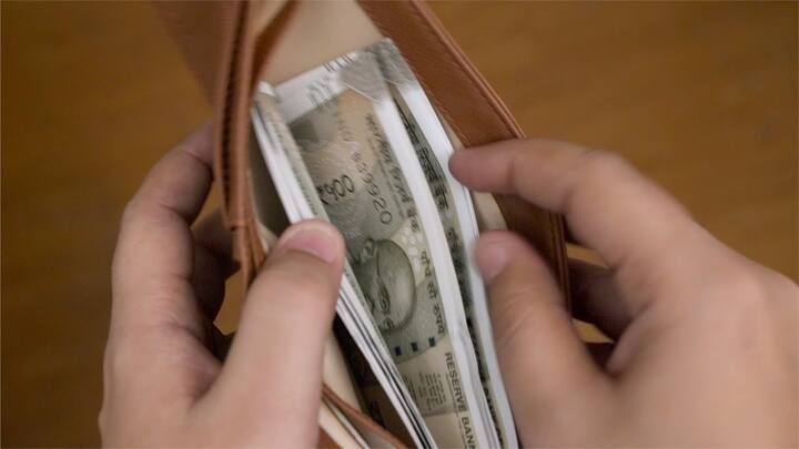  જો પર્સમાં ફાટેલી નોટ હોય તો તેને તરત બદલી દો અથવા તો પર્સ, વોલેટમાંથી દૂર કરી દો, ફાટેલી નોટ નેગેટિવ ઊર્જા વધારે છે. તેદરિદ્રતાને આમંત્રણ આપે છે. 