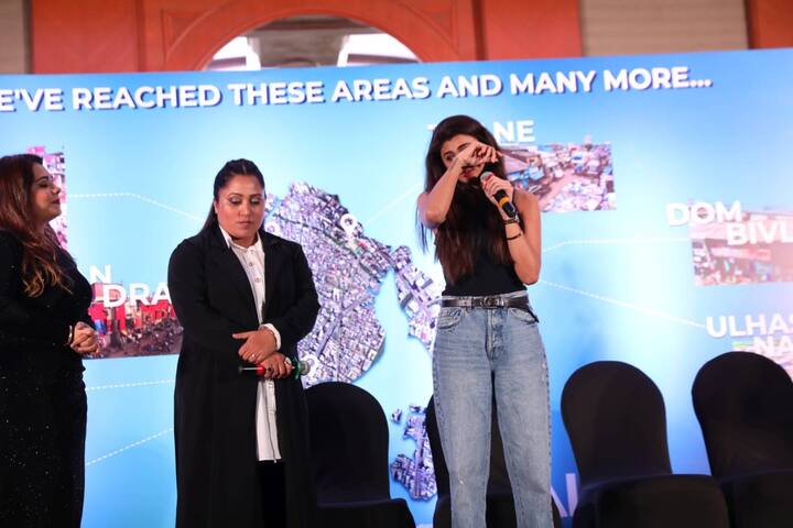 ખાસ વાત છે કે આ કાર્યક્રમમાં જ્યારે ડેજી શાહને મંચ પર બોલાવીને કંઇક કહેવા માટે હાથમાં માઇક આપ્યુ ત્યારે એક્ટ્રેસ અને ડાન્સર ડેજી શાહ ભાવુક થઇ અને ધ્રૂસકે ને ધ્રૂસકે રડવા લાગી હતી. તે બોલતા બોલતા રડી પડી હતી. 