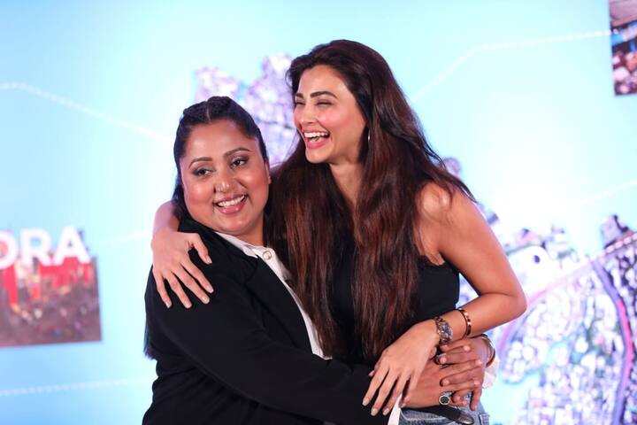 2014માં બૉલીવુડમાં હીરોઇન તરીકે ડેબ્યૂ કરતા પહેલા ડેજી શાહ એક બેકગ્રાઉન્ડ ડાન્સર હતી, અને તેની મેન્ટર તથા કોરિયોગ્રાફર શબીના ખાને જાણીતી કોરિયોગ્રાફર ગણેશ આચાર્યની આસિસ્ટન્ટ હતી. તે સમયે ડેજી શાહ બેકગ્રાઉન્ડ ડાન્સર તરીકે કામ કરતી હતી, અને શબીના ગૃપ સાથે જોડાયેલી હતી.   બે દાયકા જુની પોતાની વાતને યાદ કરતાં ડેજી શાહ ભાવુક થઇ ગઇ હતી, અને પોતાના આસુઓને ન હતી રોકી શકી. તે પોતાના સંઘર્ષના દિવસોને યાદ કરીને રડી પડી હતી. 