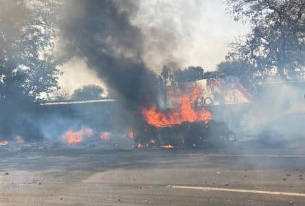 Bayad Dahegam car accident fire બાયડ દહેગામ રોડ પર અકસ્માત બાદ કારમાં આગ લાગતા ડૉક્ટર દંપતિ આગમાં ભડથું