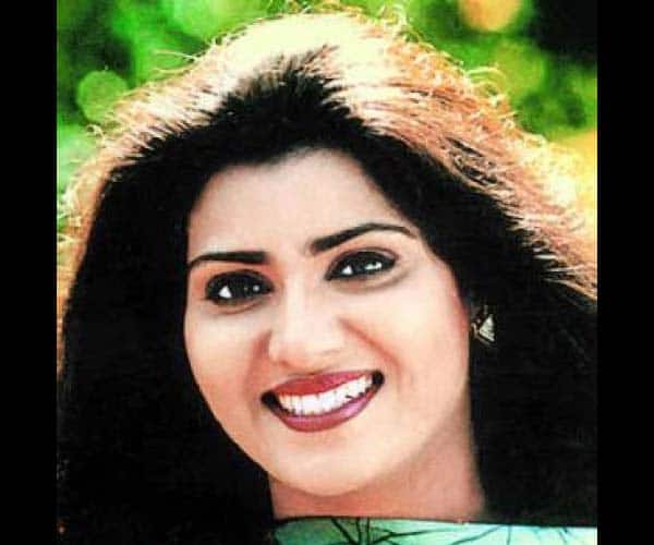 કોણ છે વાણી વિશ્નનાથ મલયાલમ ફિલ્મમાં કામ કરનાર અભિનેત્રી વાણી વિશ્નનાથ આ પહેલા 2017માં તેલુગુ દેશમ પાર્ટીમાં જોડાઇ હતી. 2002માં બેસ્ટ એક્ટ્રેસનો એવોર્ડ પ્રાપ્ત કરનાર અભિનેત્રી વાણી મલયાલમ, તેલુગુ ફિલ્મમાં કામ કરી ચૂકી છે. 2002માં તેમને ટીવી ચંદ્રનના ડાયરેકશનમાં બેનલી ફિલ્મ ‘susanna’ ફિલ્મ માટે કેરળ રાજ્ય તરફથી બેસ્ટ એક્ટ્રેસનો એવોર્ડ મળ્યો હતો. વાણી હિન્દી ફિલ્મમાં પણ કરી ચૂકી છે કામ વાણી વિશ્વનાથ મલાયમ, તેલુગુ અને હિન્દી અને કન્નડ ફિલ્મમાં કામ કરી ચૂકી છે. તેમણે ત્રણ હિન્દી ફિલ્મ ‘જખ્મી સિપાહી’ ‘જંગ’, ‘ભીષ્મ’ આ ઉપરાંત તેમણે 9 તમિલ ફિલ્મ, 5 કન્નડ અને સોળ તેલુગુ ફિલ્મમાં પણ કામ કર્યું છે.