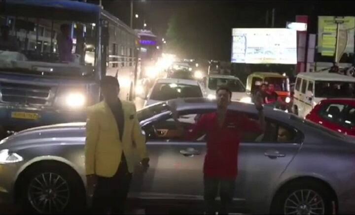 Rajkot youngsters forgiveness for traffic on road for video shooting રાજકોટઃ લકઝુરીયસ કાર રસ્તા વચ્ચે રોકી ટ્રાફિક જામ કરનારા 'રાજકોટ કા રાજા' ગીત બનાવનારા બે નબીરા ઝડપાયા, જાણો કોણ છે બંને ?