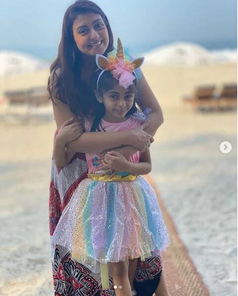 ઉલ્લેખનીય છે કે જુહી પરમારે તાજેતરમાંજ પોતાની દીકરીનો જન્મ દિવસ ઉજવ્યો હતો. તલાક બાદ દીકરીની કસ્ટડી જુહીની પાસે જ છે. તલાક બાદ એક્ટ્રેસ વધુ નિખરી છે અને બિન્દાસ લાઇફ જીવી રહી છે. (Photo Credit: @juhiparmar Instagram)