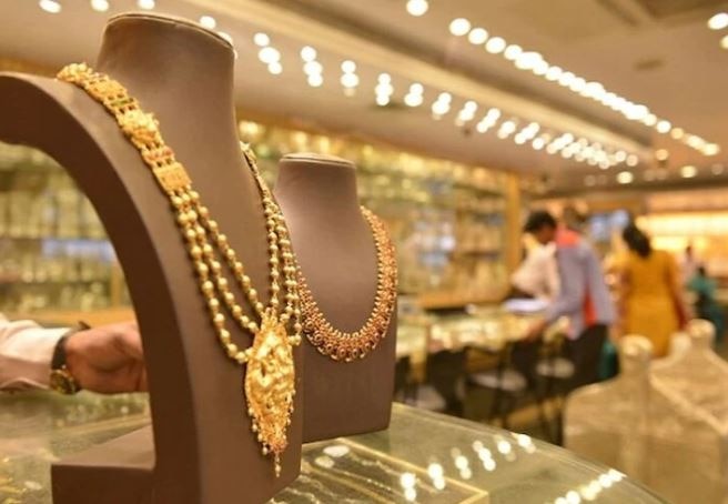 Gold Price: Gold has become cheaper by Rs 12,000 in the last 10 months, find out the latest price Gold Price: છેલ્લા 10 મહિનામાં સોનું 12000 રૂપિયા સસ્તુ થયું, જાણો લેટેસ્ટ ભાવ