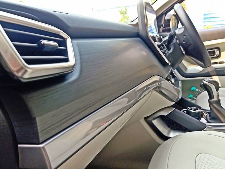 એન્જિન પણ સારું છે અને ગિયર લીવરને મેન્યુઅલ મોડમા શિફટ કરવાથી તેનું ઓવરટેક ફાસ્ટ થઈ જાય છે. એસયુવી હેન્ડલિંગની વાત કરવામાં આવે તો ઘણી સારી છે અને હાઈ સ્પીડ પર સ્થિર મહેસૂસ કરાવે છે. શહેરમાં 9 kmpl આસપાસ માઇલેડ મળે છે. જે એસયુવી માટે સારી છે. ઓફ રોડ ક્ષમતાની વાત કરીએ તો અમે સફારીને આવી કોઈપણ જગ્યા પર નથી ચલાવી, કારણેકે આ હાર્ડકોર ઓફ રોડર નથી.