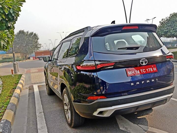 નવી સફારીમાં ઈલેકટ્રોનિક હેંડબ્રેક આવાપવામાં આવી છે, જેનાથી જૂના મોડલની આવતાં અનયૂઝઅલ હેંડ બ્રેક, હેરિયરના યૂએસબી પાર્ટે દૂર કરવામાં આવ્યા છે. સફારી પણ લગભગ થ્રી રો અને કંફર્ટની લેસ છે. થર્ડ રોથી ઘણી દૂર બીદી રોની કેપ્ટન સીટ મુખ્ય કારણ છે. જેથી તમારે આ એસયુવી ખરીદવી જોઈએ. સીટો પણ ઘણી આરામદાયક છે પરંતુ લેગમરૂ-હેડરૂમ શાનદાર છે. કારણકરે એક બોસ મોડ પણ છે. જ્યાંથી તમે સીટને આગળ વધારી શકો છો. જોકે આ ઈલેક્ટ્રેનિક નથી.