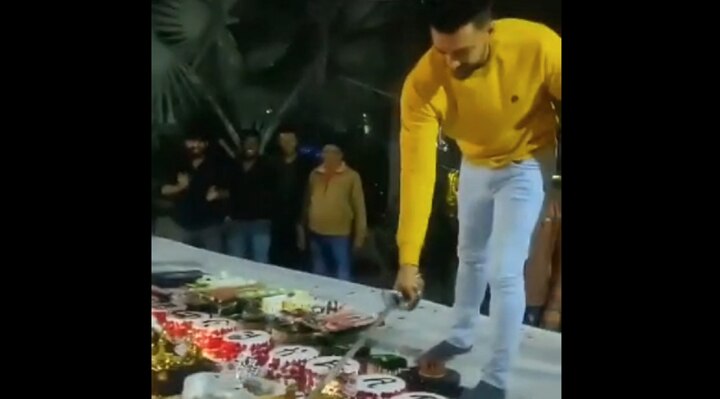 Ahmedabad youth celebrates birthday by cutting cake with sword during curfew, video goes viral કર્ફ્યૂના સમયમાં અમદાવાદમાં યુવાને જાહેરમાં તલવારથી કેક કાપી બર્થ-ડે ઉજવ્યો, વીડિયો વાયરલ