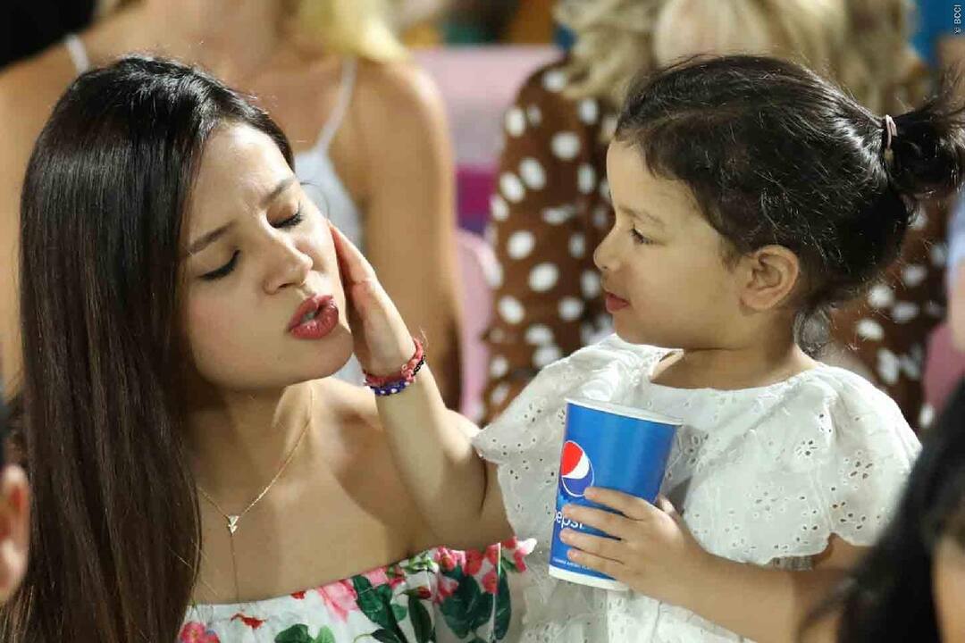 Ms dhoni daughter jiva with vegetable video social media viral ટેબલ પર શાકભાજી સાથે MS ધોનીની દીકરી જીવા શું કરી રહી છે, જુઓ ક્યૂટ વીડિયો