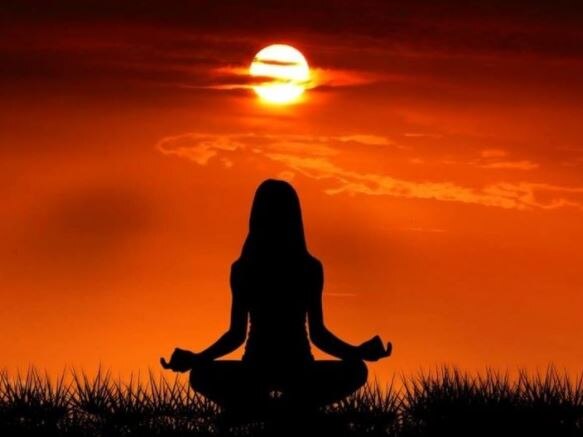 Surya Upasana: Know the surya mantra and how it will bless you Surya Upasana: આ મંત્રથી કરો સૂર્યદેવનું ધ્યાન, ફટાફટ થવા લાગશે તમારા કામ....