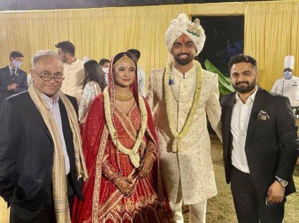 આણંદ: ટીમ ઈન્ડિયાના ખેલાડી જયદેવ ઉનડકટ લગ્નના બંધનમાં બંધાઈ ગયો છે. સૌરાષ્ટ્રના કેપ્ટન જયદેવ ઉનડકટે ગત રાત્રે પોતાની મંગેતર રિની સાથે આણંદના મધુબન રિસોર્ટમાં લગ્ન કર્યા હતા.