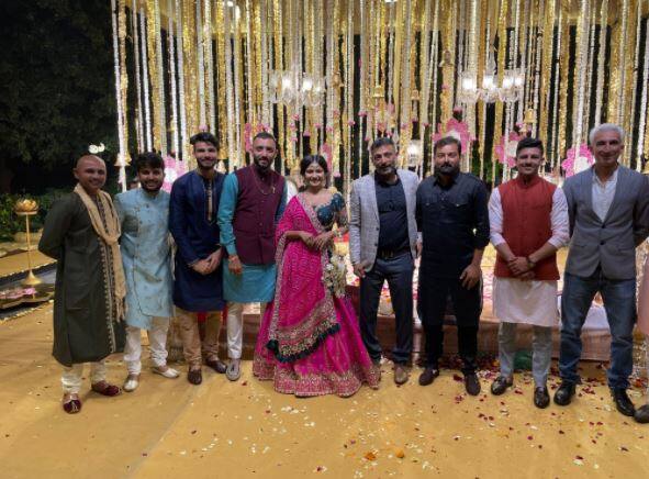 ઉનડકટે 15 માર્ચ, 2020ના રોજ સગાઇ કરી હતી. પરંતુ લગ્નની તારીખ સીક્રેટ રાખી હતી. સગાઇના બે દિવસ પહેલા જ તેણે રણજીમાં સૌરાષ્ટ્રને ચેમ્પિયન બનાવ્યું હતું.