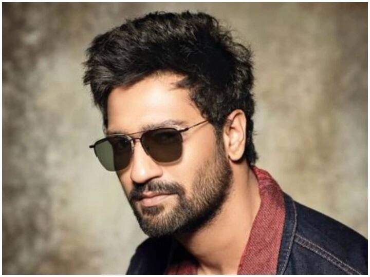 Female fan wait Vicky kaushal and give him gift ઇંદોર એરપોર્ટ બહાર વિક્કી કૌશલની રાહ જોતી હતી એક મહિલા, તેમણે કઇ વસ્તુ આપી, અભિનેતાએ શું કહ્યું?