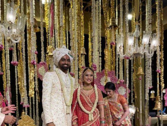 પત્ની સાથે જયદેવ ઉનડકટ.