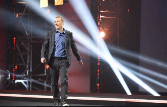 એમેઝોનના સીઈઓ પદેથી જોફ બેઝોસે રાજીનામું આપી દીધું છે. તેમના સ્થાને છેલ્લા 24 વર્ષથી પડછાયાની માફક સાથે રહેલા એન્ડી જેસીને સીઈઓ બનાવ્યા છે ત્યારે તે કોણ છે તેવો પ્રશ્ન લોકોને થઈ રહ્યો છે.