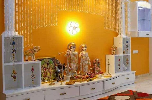 પૂજાઘરમાં ક્યારેય મૃતક પરિજનની તસવીર ન રાખવી જોઇએ. ભગવાન સાથે મૃતક પરિજનને સ્થાન આપવાથી પણ વાસ્તદોષ સર્જાઇ છે. મૃતક પરિજનની તસવીર મંદિરના બદલે ઘરની દક્ષિણ દિવાલ પર રાખવી જોઇએ. તેનાથી પિત્તૃ પ્રસન્ન થાય છે.