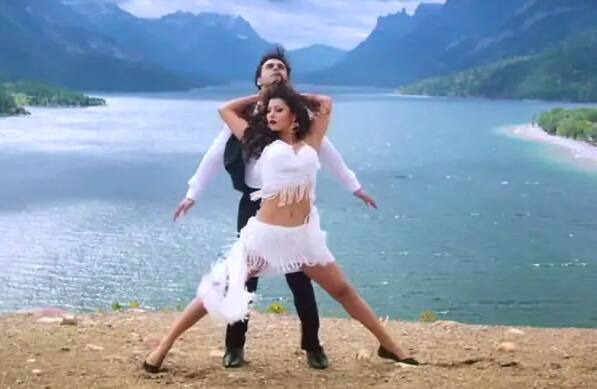 આ સફળતાને ગ્લેમર જગતમાં ઉર્વશીની મોટી છલાંગ માનવામાં આવી રહી છે. ગ્લેમર જગતની પ્રતિષ્ઠિત ઇ વેબસાઇટ ટાઇમ્સ પ્રેઝન્ટ્સએ આ યાદીમાં તેને આંતરરાષ્ટ્રીય સુપરમૉડલ ઇરાના શાય્ક, સારા પિન્ટો સંપાઓની સાથે સામેલ કરી છે.