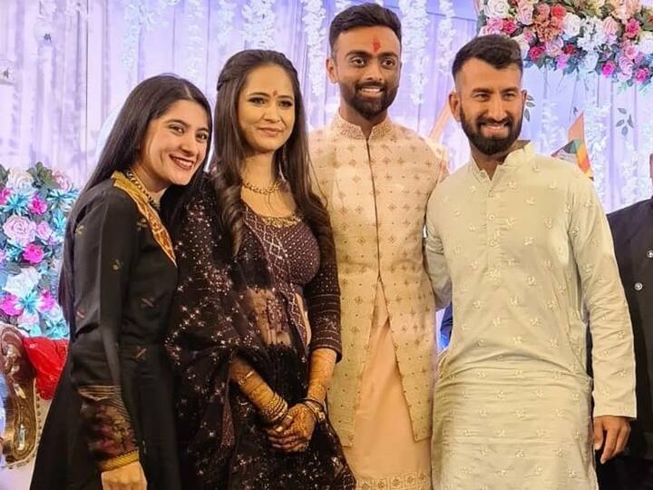 જયદેવ ઉનડકટની પત્ની રિની કંટારીયા વકીલ છે. બન્નેની સગાઇ ગયા વર્ષે જ એટલે કે 15 માર્ચ 2020ના દિવસે થઇ હતી. જયદેન અને રિની લાંબા સમયથી એકબીજાને ડેટ કરી રહ્યાં હતા, સગાઇના બે દિવસ પહેલા જ જયદેવ ઉનડકટ સૌરાષ્ટ્રને રણજી ટ્રૉફી ચેમ્પિયન બનાવ્યો હતો.  (તસવીરઃ જયદેવ ઉનડકટ સોશ્યલ મીડિયા)