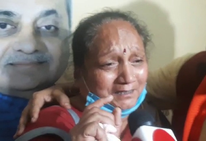 Vadodara Corporation election : BJP woman leader crying after not got ticket  Vadodara: ટિકિટ ના મળતાં મહિલા નેતાએ ભાજપ ઓફિસે મચાવ્યું તોફાન, પછી ધ્રુસકે ધ્રુસકે રડવા લાગ્યાં ને......