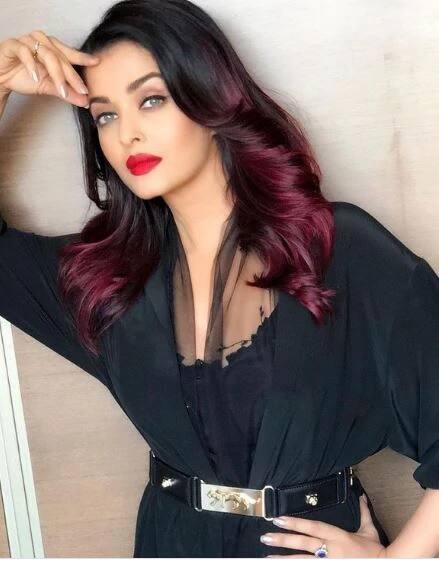  મોંઘી વસ્તુઓની વાત કરીએ તો એશ્વર્યા પાસે 2.35 કરોડ રૂપિયાની S500 મર્સિડીઝ બેન્ઝ છે. 3.12 કરોડ રૂપિયાની એક બેન્ટલે CGT, દુબઈના સેક્ચુઅરી ફોલ્સમાં 15.6 કરોડ રૂપિયાની કિંમતનો એક વિલા અને બાંદ્રામાં 30 કરોડ રૂપિયાનો એક અપાર્ટમેન્ટ છે.