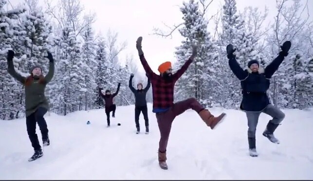 Canadians dancing bhangda in snow  vodeo viral કેનેડિયને આવા અંદાજમાં જંગલમાં બરફ વચ્ચે કર્યો ભાંગડા,જુઓ વીડિયો