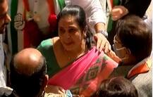 Ahmeadabad: કોંગ્રેસે ક્યાં યુવા મહિલા નેતાને બીજા વોર્ડમાંથી ટિકિટ આપતાં કોંગ્રેસના ટોચના નેતાના ખભે માથું મૂકીને ધ્રુસકે ધ્રુસકે રડ્યાં ?