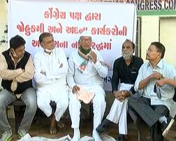 Surat: કોંગ્રેસના ક્યા ટોચના નેતા ટિકિટોની ફાળવણી મુદ્દે ઉપવાસ પર બેઠા ? ક્યા નેતા સામે ટિકિટો વેચવાનો કરાયો આક્ષેપ ?