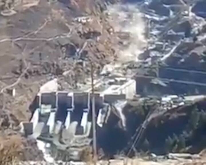  અચાનક ડેમ તૂટવાના કારણ પ્રોજેક્ટમાં કામ કરી રહેલા 150 લોકો લાપતા થવાના સમાચાર છે. અત્યાર સુધી બે મૃતદેહ મળી આવ્યા છે.