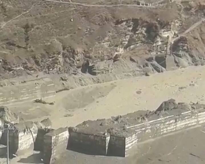  જોશીમઠથી લગભગ 25 કિલોમીટર દૂર પેંગ ગામની ઉપર મોટો ગ્લેશિયર તૂટ્યો છે. જેના કારણે ધૌલી નદીમાં પૂર આવી ગઈ છે. તેના બાદ હિમસ્ખલન થયું અને ગ્લેશિયરની પૂરના કારણ ઋષિ ગંગા પાવર પ્રોજેક્ટને મોટું નુકસાન થયું. 