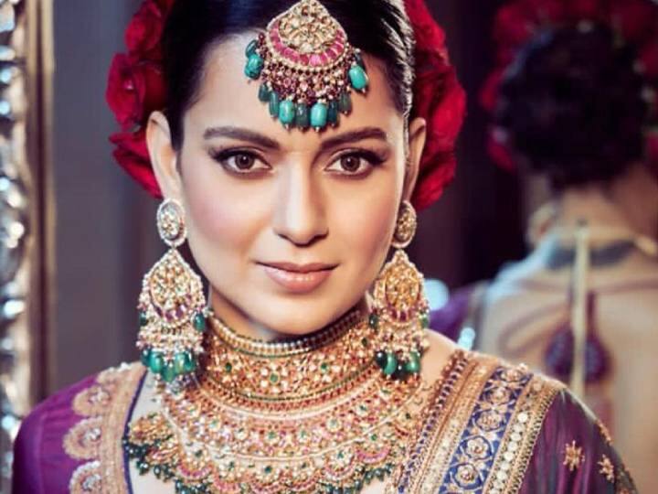  કંગનાનો પહેલો ક્રશ:કંગના રનોત જ્યારે સ્કૂલમાં હતી ત્યારે તેમને તેમના શિક્ષક સાથે ક્રશ હતો.  તે નવમા ઘોરણમાં હતી ત્યારે તે તેમના શિક્ષકને ખૂબ જ પસંદ કરતી હતી. આ સમયે તે ખૂબ જ નાસમજ હતી. તે વિદ્યાર્થી જીવનમાં એ શિક્ષકને યાદ કરીને રૂમ બંધ કરીને “ચાંદ છિપા બાદલમે” સોન્ગ પર ડાન્સ કરતી હતી. આ કિસ્સા વિશે સલમાન ખાને પણ ખુદ વાત કરી હતી. 