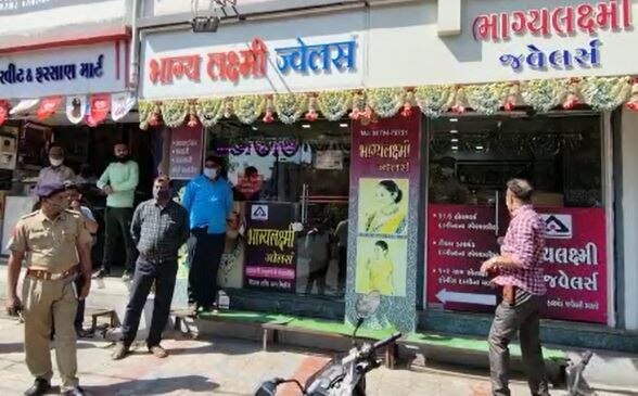 Incident of firing and robbery surat Jewelers shop Surat: જ્વેલર્સની દુકાનમાં ફાયરિંગ કરી લૂંટ, પોલીસે શરૂ કરી તપાસ