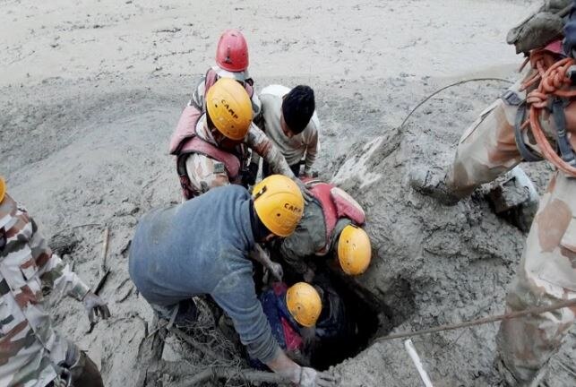 uttarakhand glacier collapse itbp personnel rescue operation તપોવન ટનલમાં ફસાયેલા 15 લોકોનું કરાયું રેસ્ક્યૂ, 250 મીટર લાંબી સુરંગમાં બચાવકાર્ય યથાવત