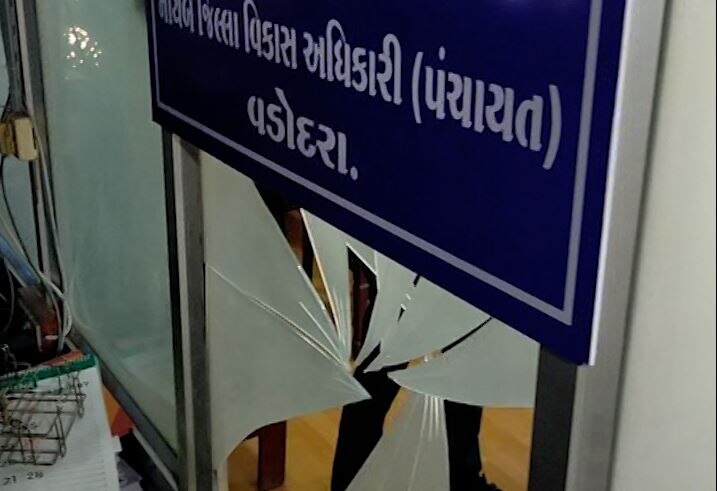 Madhu Srivastava's son and supporters Sabotage in the office election official's Vadodra: ભાજપના ધારાસભ્ય મધુ શ્રીવાસ્તવના પુત્ર અને સમર્થકોની ગુંડાગર્દી, ચૂંટણી અધિકારીની ઓફિસમાં તોડફોડ કરી