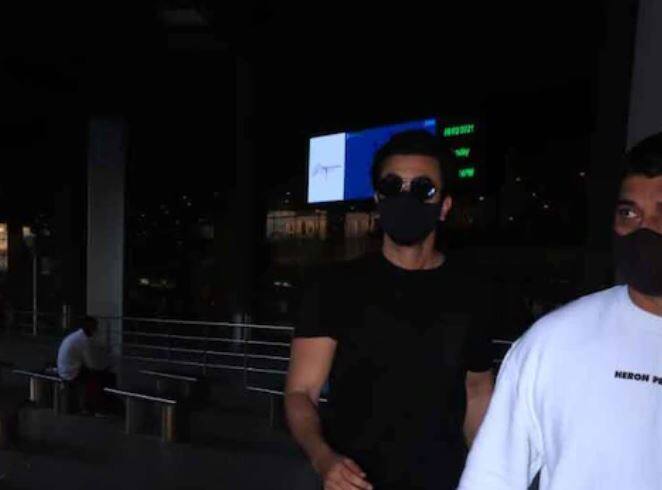 રણબીર કપૂર દિલ્હીમાં પોતાની નવી ફિલ્મના શૂટિંગ બાદ મુંબઈ પરત ફરતા એરપોર્ટ પર જોવા મળ્યો હતો. 