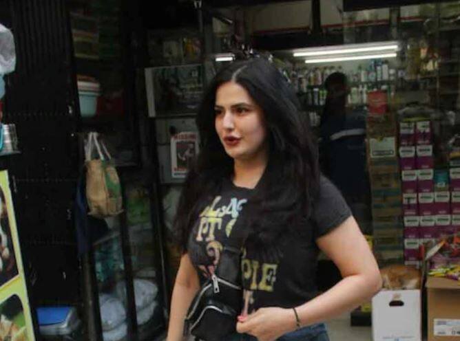 જરીન ખાન એક માર્કેટમાં જોવા મળી હતી. જરીન બ્લૂ જીન્સ અને બ્લેક ટીશર્ટમાં માર્કેટમાં પહોંચી હતી.