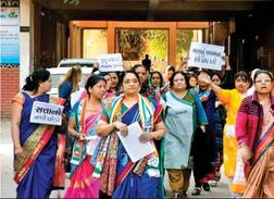 ગુજરાત કોંગ્રેસનાં ટોચના મહિલા નેતાનાં આક્ષેપઃ ‘નેતાઓના ઝભ્ભા પકડીને ફરતી રૂપાળી યુવતીઓ અને રૂપલલનાને ટિકીટો અપાઈ છે........’