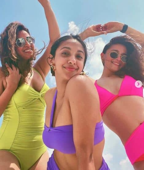 તેમની અનેક તસવીરો સોશિયલ મીડિયા પર વાયરલ થઈ રહી છે. ફોટોમાં આલિયા અને આકાંતક્ષા બિકિનીમાં પોઝ આપી રહી છે. 