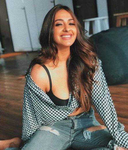 આકાંક્ષા અને તેની બહેન પૂલમાં વાઈન પીતા અને સ્વિમસ્યૂટમાં સેલ્ફી ક્લિક કરતાં નજરે પડી હતી. અનુષ્કા અને આકાંક્ષાએ આલિયાની પણ તસવીર શેર કરી છે. જેમાં રિસોર્ટના સ્પા સેંટરમાં મસાજ માટે તૈયાર થઈ રહી હતી.