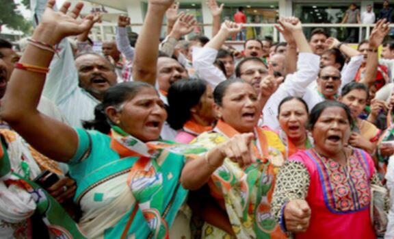 AMC Election: Know which Congress women leader not get mendet at last moment after conformation AHMEDABAD: કોંગ્રેસનાં ટોચનાં મહિલા નેતાને ફોર્મ ભરવા ફોન આવ્યો, કલેક્ટર ઓફિસે પહોંચ્યાં પણ 3 વાગ્યા સુધી મેન્ડેટ ન મળ્યો ને.....