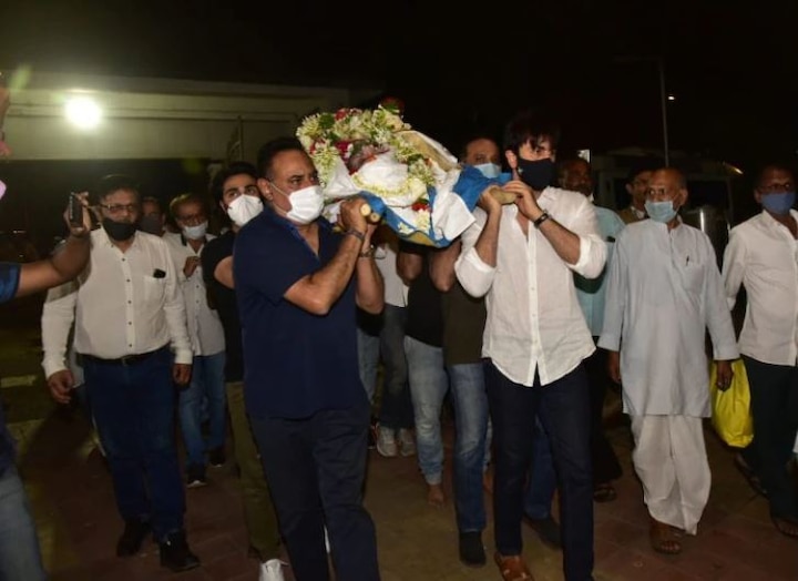 rajiv kapoor funeral ranbir kapoor performs his uncles last rites રણબીર કપૂરે કાકા રાજીવ કપૂરને કાંધ આપી, અંતિમ દર્શન માટે પહોંચ્યા સેલેબ્સ