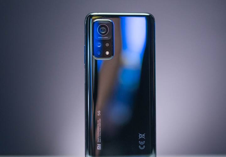 Motorola Edge Plus-  આ ફોનની કિંમત 58,499 રૂપિયા છે. કેમેરાની વાત કરીએ તો આમાં ફોટોગ્રાફી માટે 108 MP નુ પ્રાઇમરી સેન્સર, 16 MPનો અલ્ટ્રા વાઇડ એન્ગલ લેન્સ, 8 MPનો એક ટેલિફોટો લેન્સર અને એક ટાઇમ ઓફ ફ્લાઇટ સેન્સર પણ આપવામાં આવ્યુ છે. આમાં સેલ્ફી માટે આમાં 25 મેગાપિક્સલનો કેમેરો મળશે. 