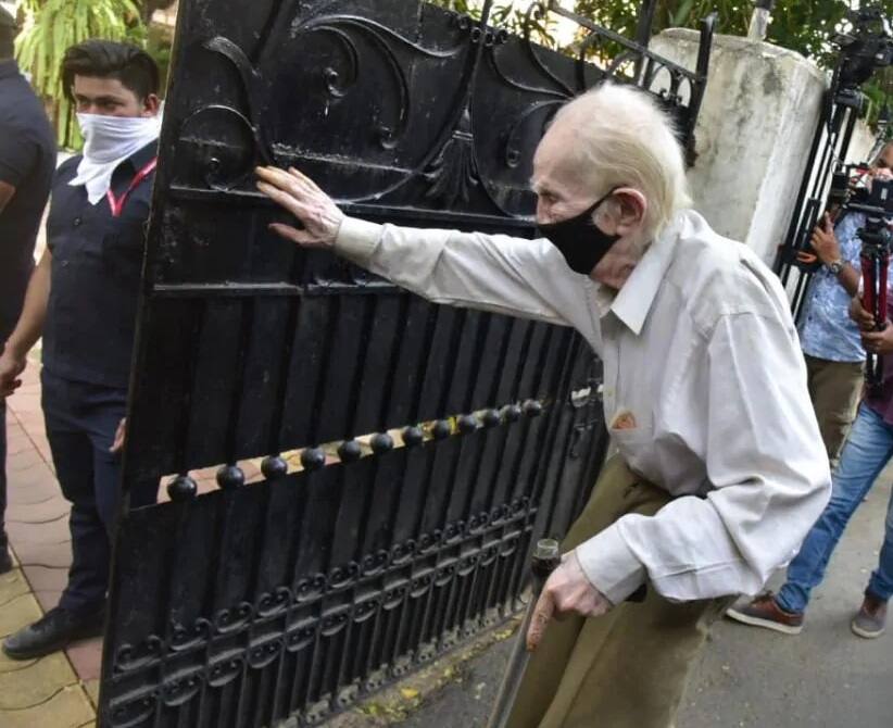 Rajiv Kapoor passed away,old man rk studio manager reached his home રાજીવ કપૂરના મોતના સમાચાર સાંભળતાં જ રડતાં-રડતાં આ શખ્સ પહોંચ્યો, શું છે કપૂર ફેમિલિ સાથે ખાસ કનેક્શન?