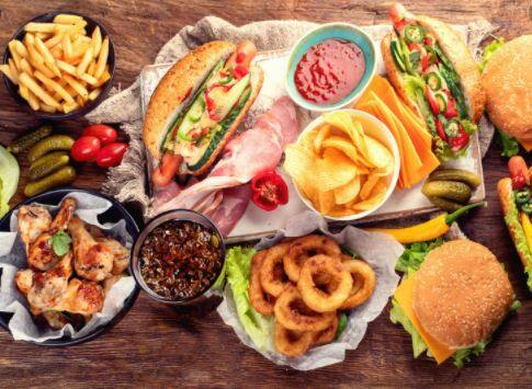 ફાસ્ટ ફૂડ ખાવાનું ટાળોઃ  પિઝા, બર્ગર જેવા ફાસ્ટ ફૂડ ખાતા લોકોને ખ્યાલ નથી કે તેમનો આ ખોરાક શરીર માટે કેટલો નુકસાનકારક છે. ફાસ્ટ ફૂડ ખાવાથી આપણા શરીરમાં કોલેસ્ટરોલનું પ્રમાણ વધે છે. જેના કારણે આપણા શરીરમાં અનેક રોગો  થાય છે. તેથી, આપણે ફાસ્ટ ફૂડ ખાવાનું ટાળવું જોઈએ.