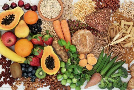  ફાઈબરથી ભરપૂર વસ્તુ ખાવઃ શરીરને સ્વસ્થ રાખવા માટે નિત્યક્રમમાં સામેલ દરેક ખાદ્ય ચીજોમાં પરિવર્તન લાવો. ચરબીયુક્ત વસ્તુઓની અવગણના કરો. તમારા ખોરાકમાં માછલી, ડ્રાયફ્રૂટ, ફર, લીલા શાકભાજીનો ઉપયોગ કરો. આ ઉપરાંત ખોરાકમાં ફાઇબરથી ભરપૂર વસ્તુઓ સામેલ કરો. ઉપરાંત વધુ ખાંડવાળી વસ્તુ ખાવાનું કે પીવાનું ટાળવું જોઈએ. (તમામ તસવીરો પ્રતીકાત્મક છે)